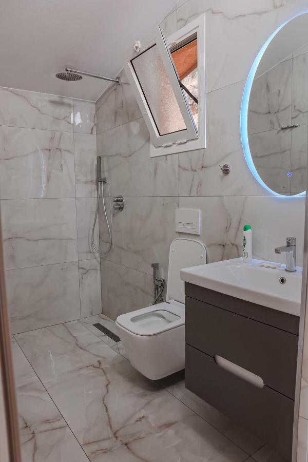 Plazhi Gjeneralit - Small Cabins - Bungalows - Apartaments - Villas - Suite Kavaje Ngoại thất bức ảnh