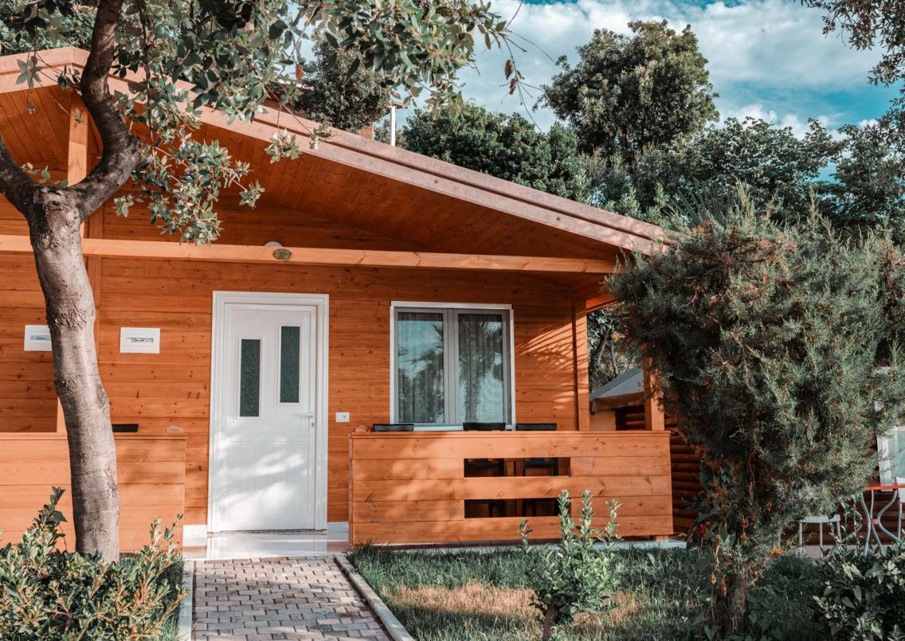 Plazhi Gjeneralit - Small Cabins - Bungalows - Apartaments - Villas - Suite Kavaje Ngoại thất bức ảnh