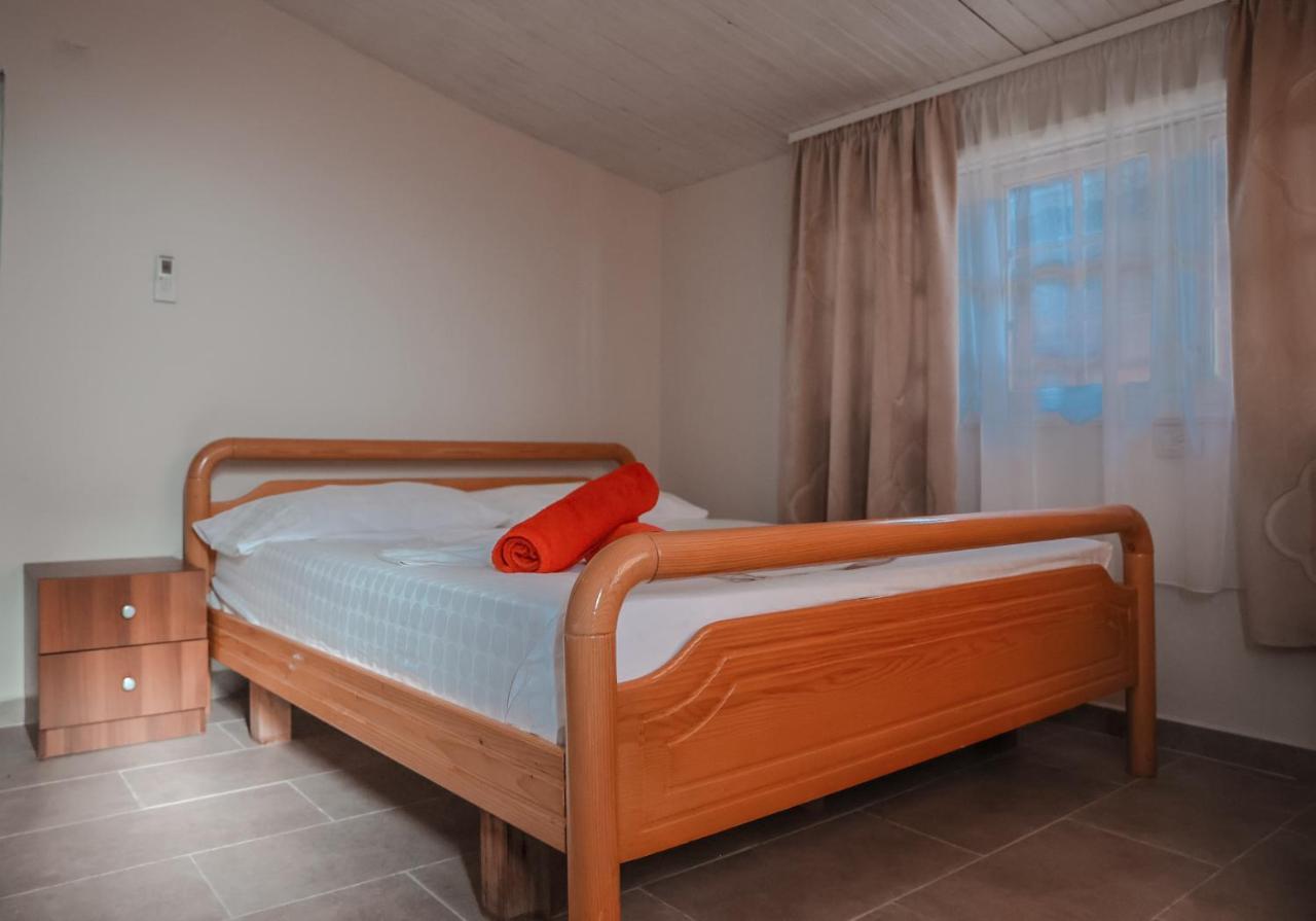 Plazhi Gjeneralit - Small Cabins - Bungalows - Apartaments - Villas - Suite Kavaje Ngoại thất bức ảnh