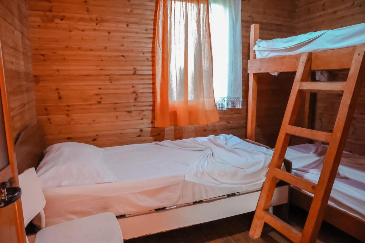 Plazhi Gjeneralit - Small Cabins - Bungalows - Apartaments - Villas - Suite Kavaje Ngoại thất bức ảnh