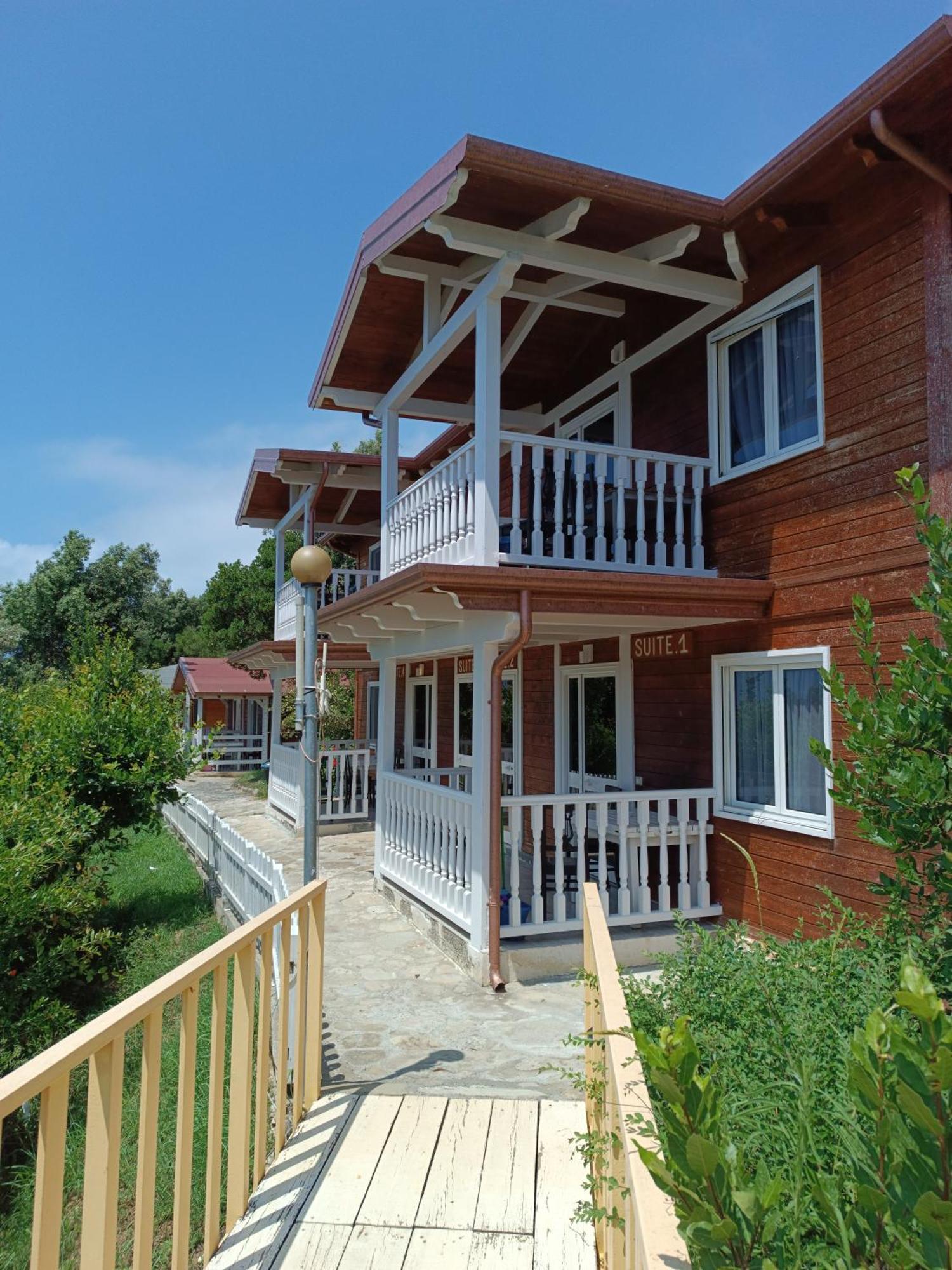 Plazhi Gjeneralit - Small Cabins - Bungalows - Apartaments - Villas - Suite Kavaje Ngoại thất bức ảnh
