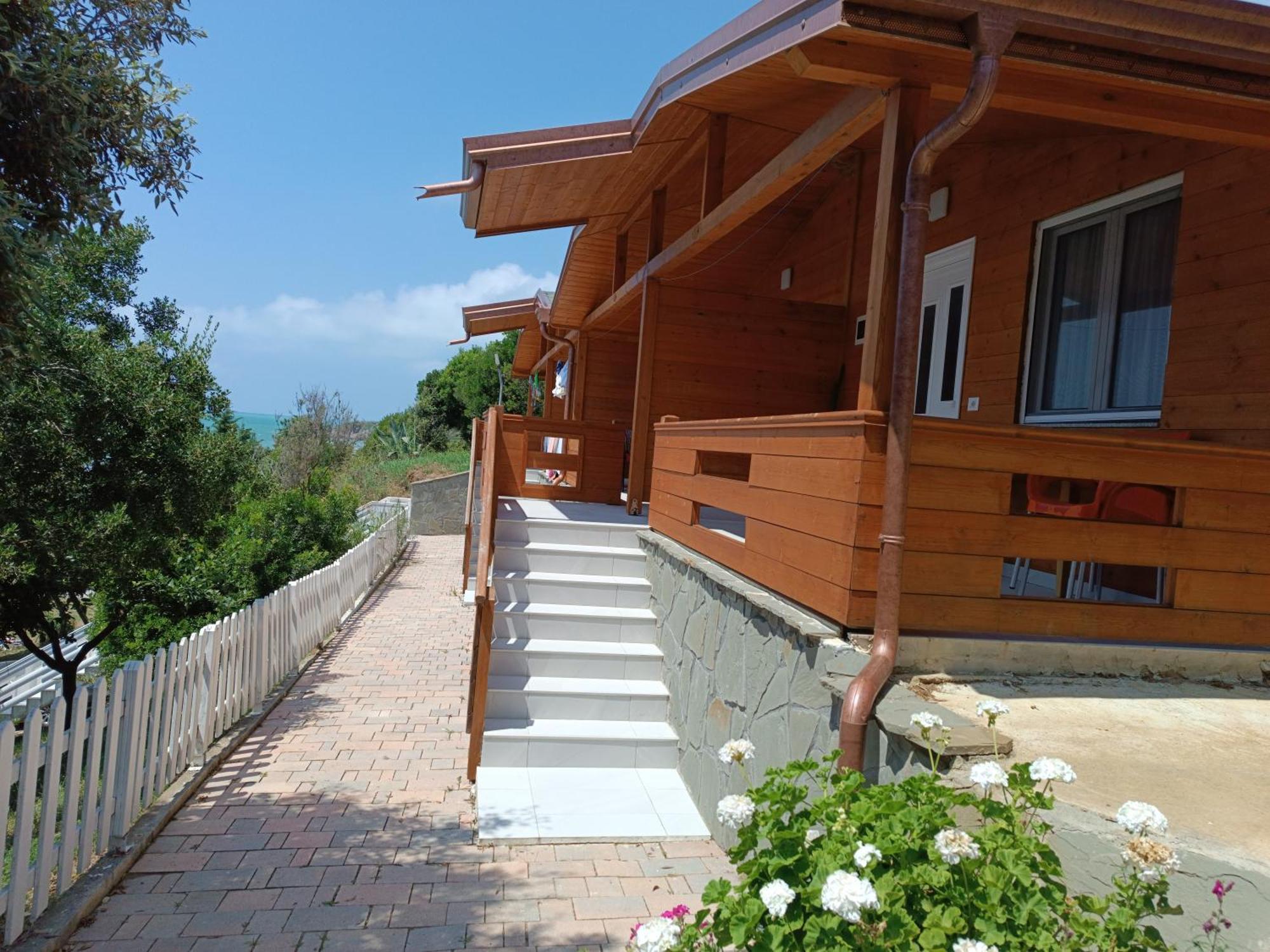 Plazhi Gjeneralit - Small Cabins - Bungalows - Apartaments - Villas - Suite Kavaje Ngoại thất bức ảnh