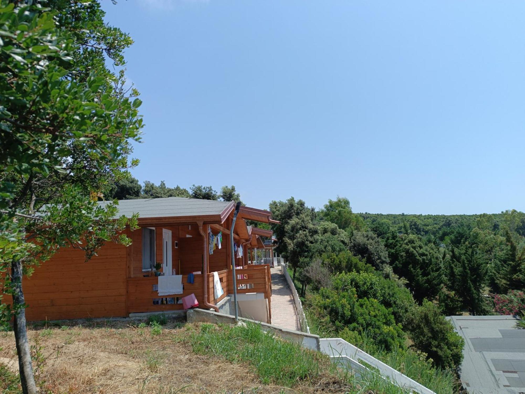 Plazhi Gjeneralit - Small Cabins - Bungalows - Apartaments - Villas - Suite Kavaje Ngoại thất bức ảnh