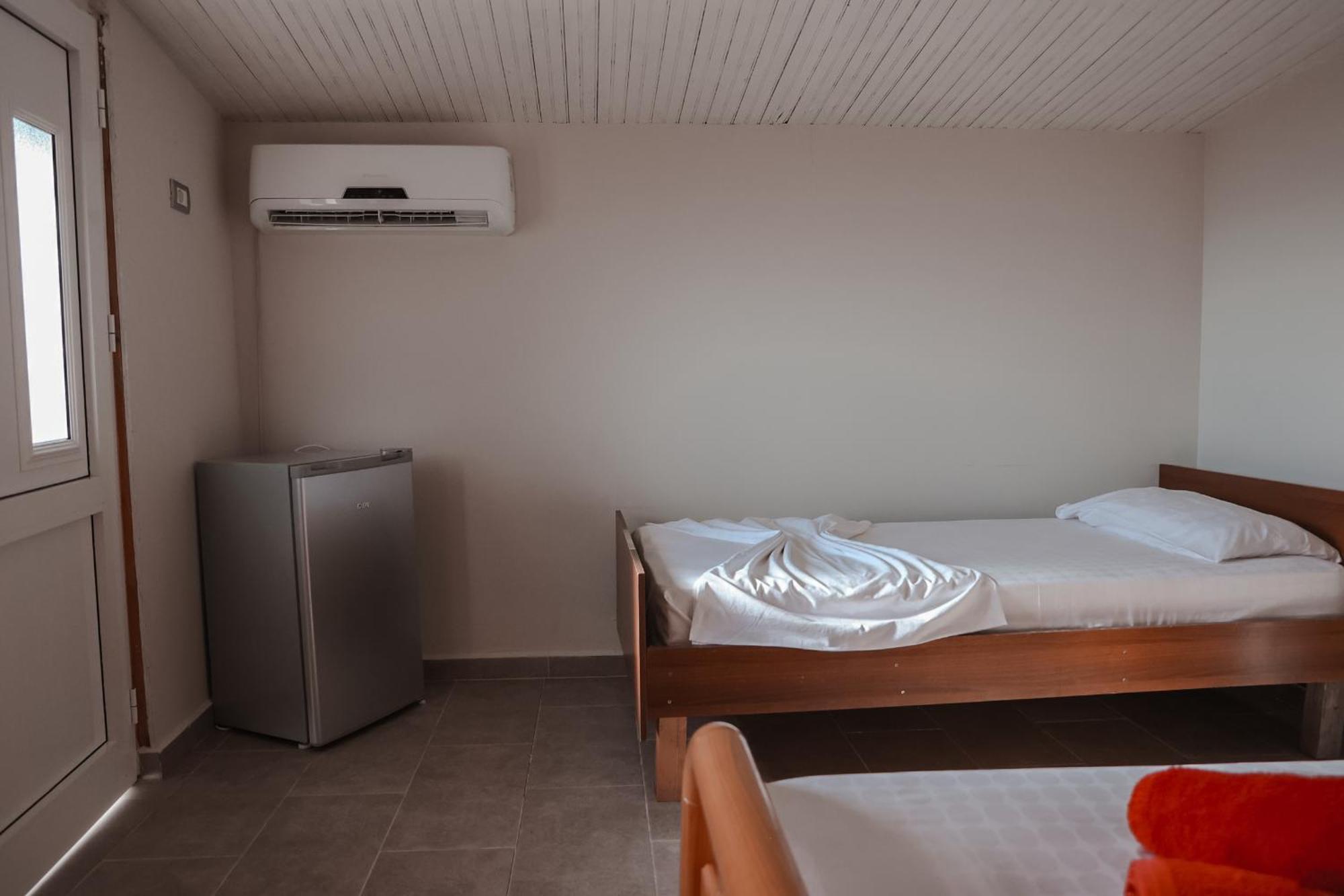 Plazhi Gjeneralit - Small Cabins - Bungalows - Apartaments - Villas - Suite Kavaje Ngoại thất bức ảnh